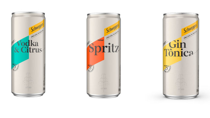 A foto apresenta as novas embalagens da linha Schweppes Premium Drink.