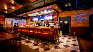 A foto mostra o TGI Fridays, restaurante que terá experiências para o Super Bowl.