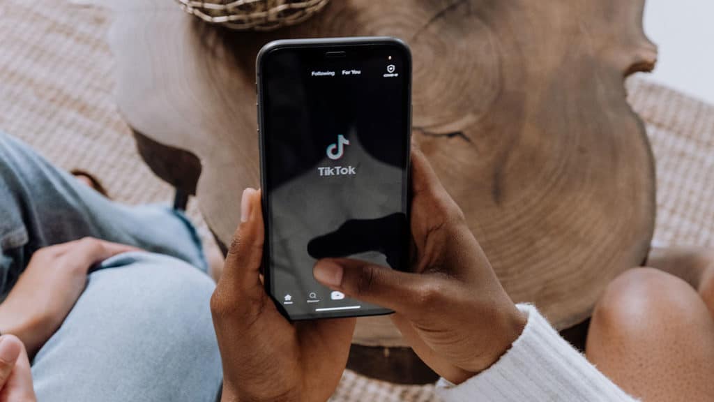 A foto mostra uma pessoa abrindo o TikTok.