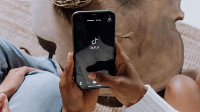 A foto mostra uma pessoa abrindo o TikTok.