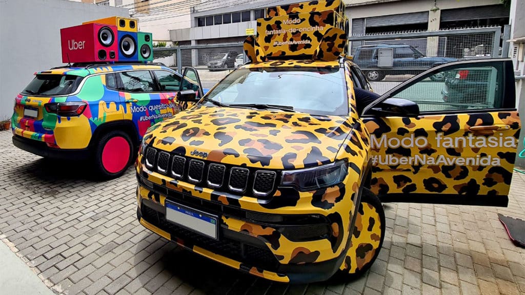 A foto apresenta os novos carros fantasiados da Uber.