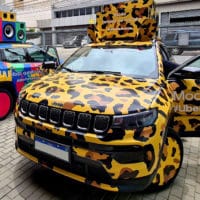 A foto apresenta os novos carros fantasiados da Uber.
