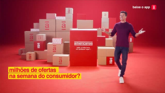 A foto apresenta um frame da campanha da Semana do Consumidor Americanas.