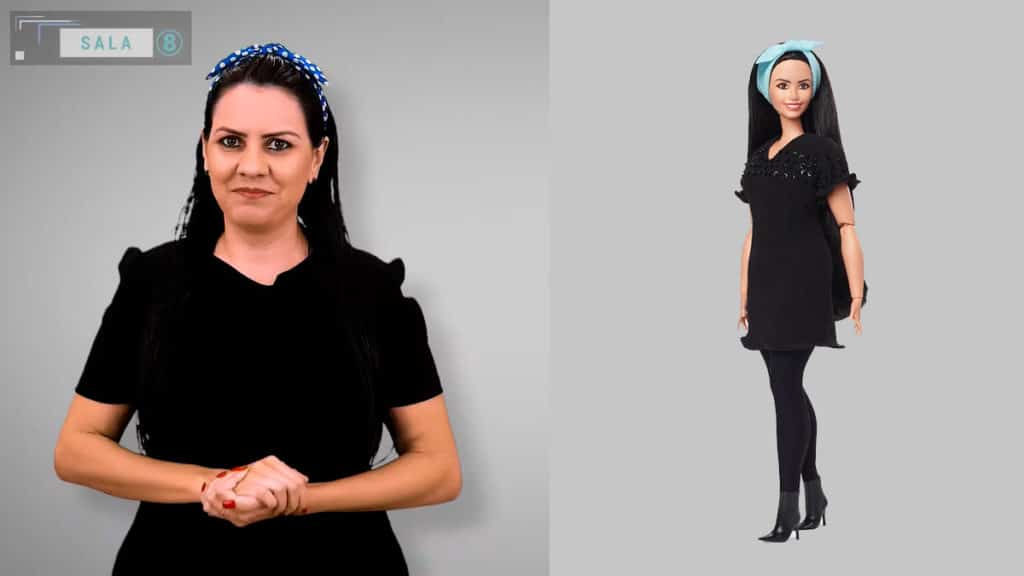 A foto apresenta a professora brasileira Doani e a Barbie em sua homenagem ao lado.
