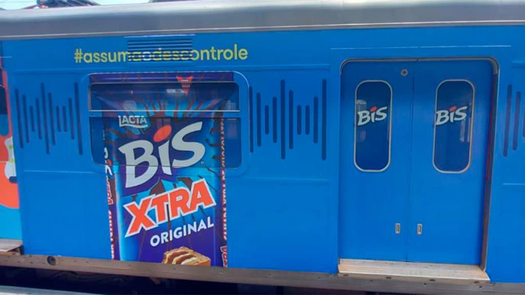 A foto apresenta a ação de Bis Xtra, que vai distribuir o chocolate em Pinheiros, além de ter vagões envelopados na linha Esmeralda.