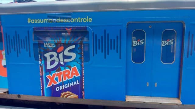 A foto apresenta a ação de Bis Xtra, que vai distribuir o chocolate em Pinheiros, além de ter vagões envelopados na linha Esmeralda.
