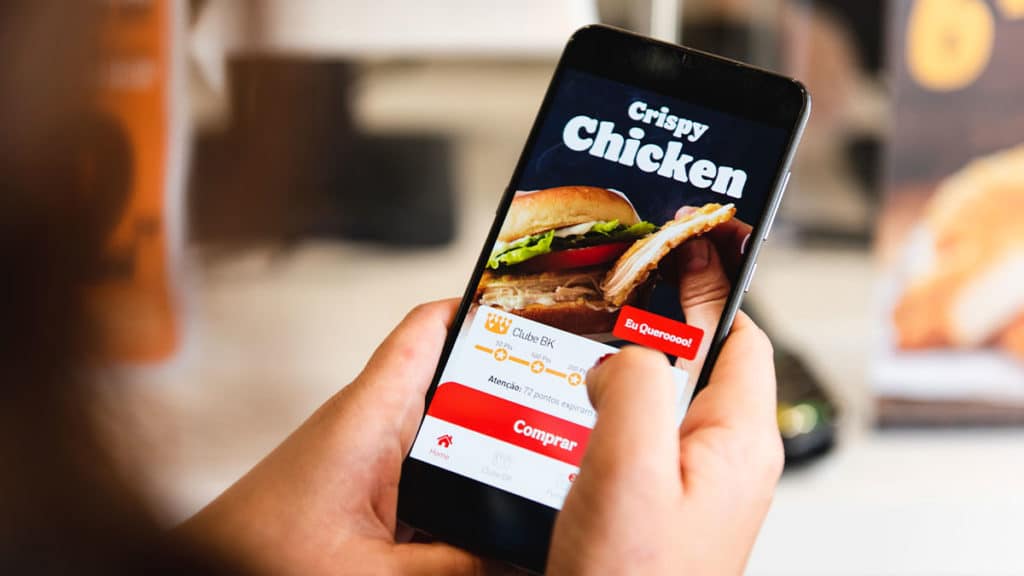 A foto apresenta o delivery do Burger King, que agora também terá no WhatsApp.