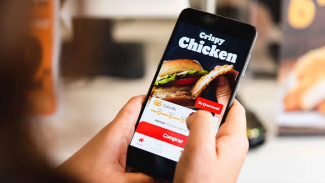 A foto apresenta o delivery do Burger King, que agora também terá no WhatsApp.