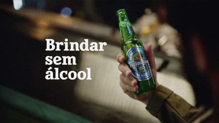 A foto apresenta um frame da campanha sobre bebidas sem álcool da Heineken.