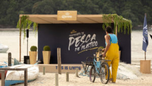 A foto apresenta o Torneio de Pesca de Plástico de Corona, que retirou meia tonelada de lixo.
