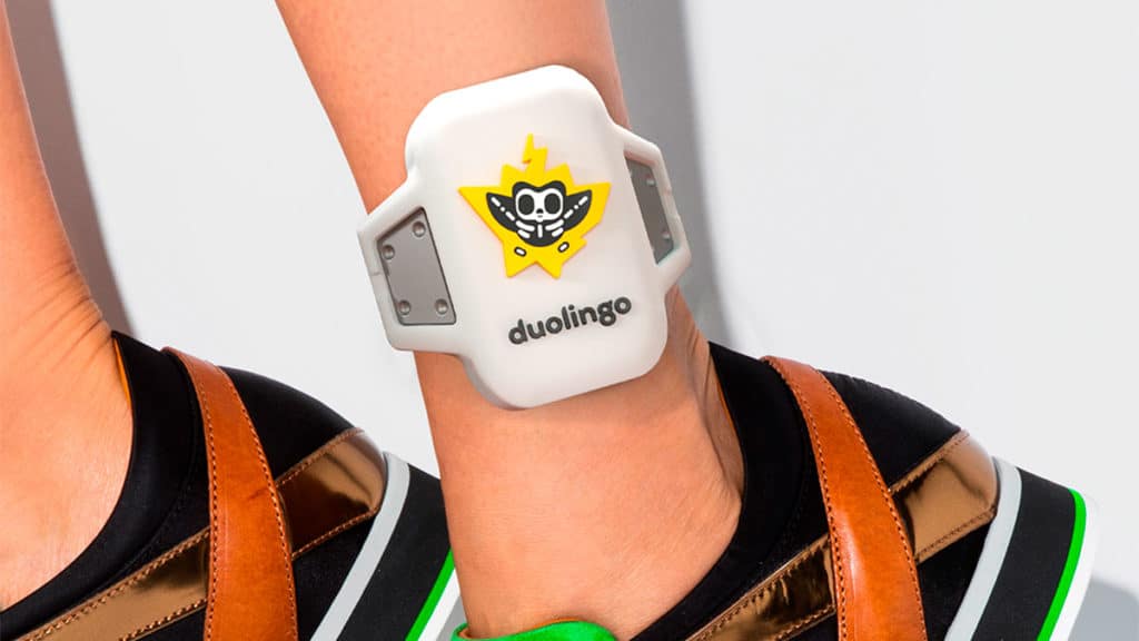 duolingo-tornozeleira-eletronica A foto apresenta a tornozeleira eletrônica do Duolingo.