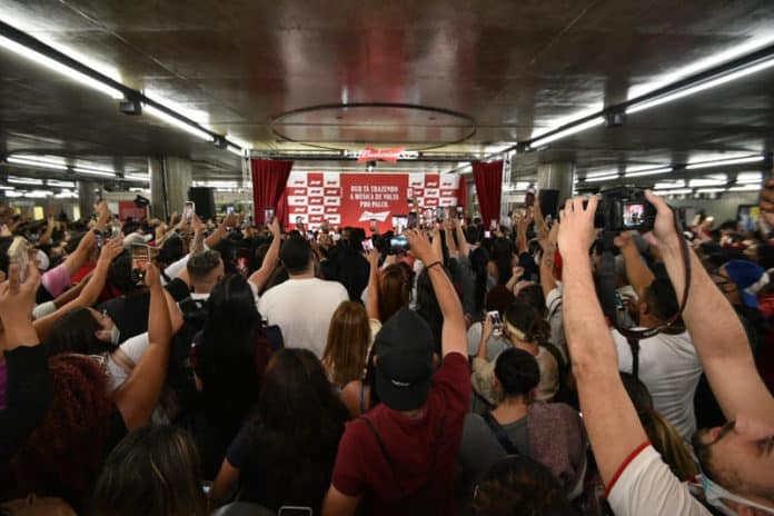 Budweiser leva Xamã para show surpresa em estação de Metrô em SP