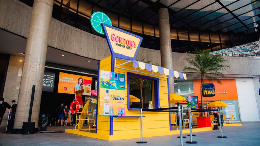 A foto apresenta a ativação de verão do gin Gordon's, que irá acontecer no Parque Villa Lobos.