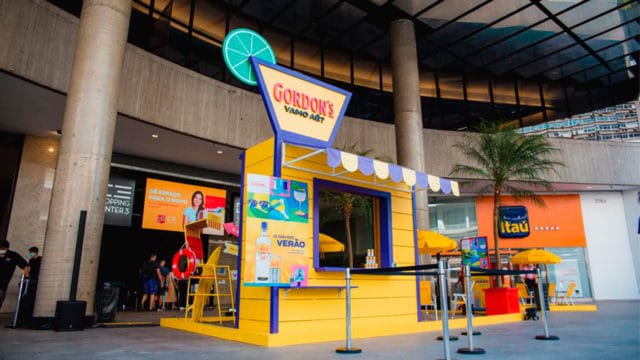 A foto apresenta a ativação de verão do gin Gordon's, que irá acontecer no Parque Villa Lobos.
