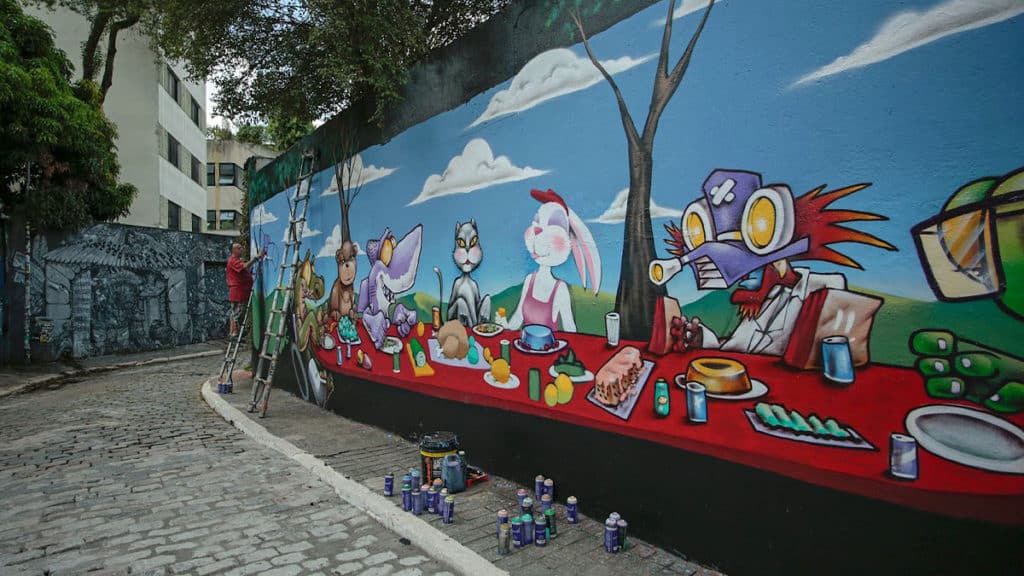grafiteiros-1-ano-de-ifood-gratis A foto apresenta uma das obras dos grafiteiros na ação de divulgação de 1 Ano de iFood Grátis.