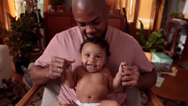 A foto apresenta imagem do novo reposicionamento de Huggies.