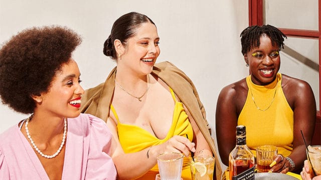 A foto apresenta 3 mulheres em uma mesa bebendo. Foto para o movimento antiassédio da Johnnie Walker e Women Friendly.