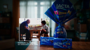 A foto apresenta a nova campanha da Lacta, que irá mostrar a importância dos gestos de amor na terceira idade.