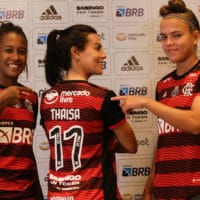 A foto apresenta jogadoras do Flamengo, time que está em parceria com o Mercado Livre para incentivar o esporte feminino.
