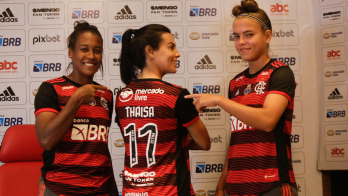 A foto apresenta jogadoras do Flamengo, time que está em parceria com o Mercado Livre para incentivar o esporte feminino.