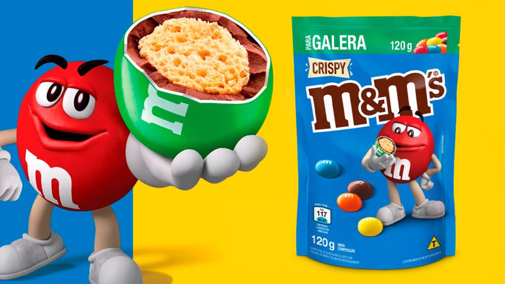 A foto apresenta a nova embalagem de tamanho maior de M&M's Crispy.