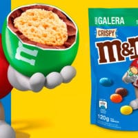A foto apresenta a nova embalagem de tamanho maior de M&M's Crispy.