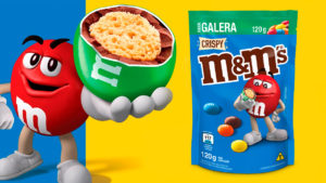 A foto apresenta a nova embalagem de tamanho maior de M&M's Crispy.