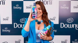 A foto apresenta a Naiara Azevedo como embaixadora de Downy.