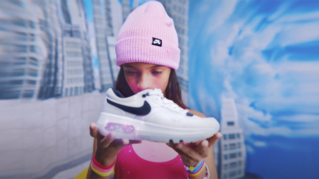 A foto apresenta a Rayssa Leal na campanha do Air Max Day.