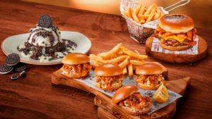 A foto apresenta os novos hambúrgueres e a sobremesa de Oreo do Outback.