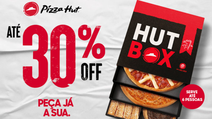 A foto apresenta uma das promoções do Dia do Consumidor da Pizza Hut.