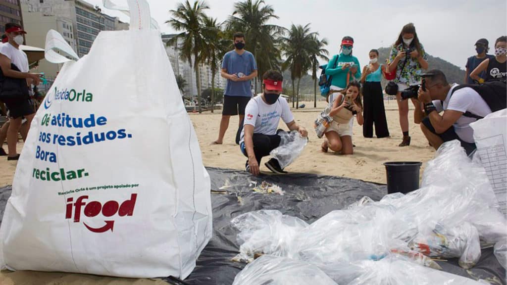 A foto apresenta o mutirão de limpeza que a Recicla Orla e iFood fará no sábado.