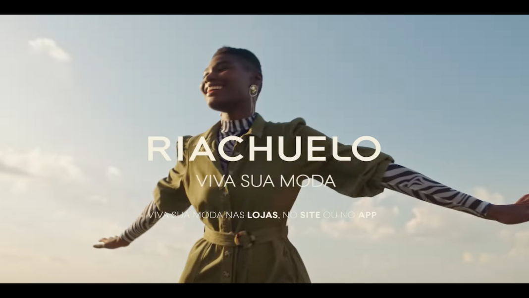 A foto apresenta um frame da campanha de Riachuelo que estimula mulheres a sonharem.