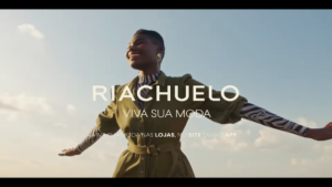 A foto apresenta um frame da campanha de Riachuelo que estimula mulheres a sonharem.