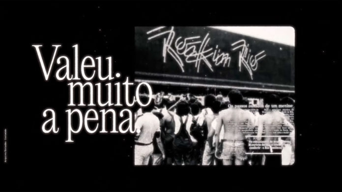 A foto apresenta um frame da campanha sobre a trajetória do Rock in Rio.