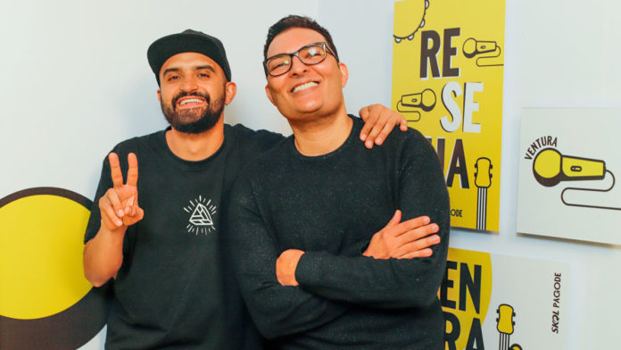 A foto apresenta Thiago Ventura e Leandro Lehart para a primeira temporada do projeto de podcasts da Skol.