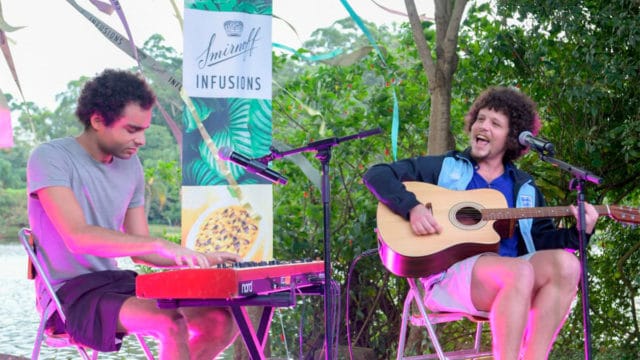 A foto apresenta o #InfusionsSUNSET da Smirnoff.
