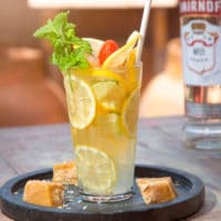 A foto apresenta um drink com Smirnoff, para representar o concurso com a Orla Rio sobre a melhor Caipiroska do Rio de Janeiro.