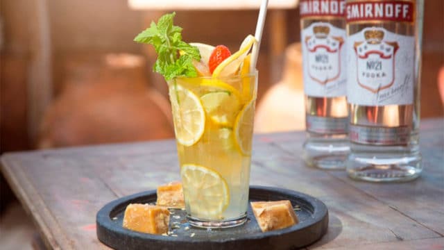 A foto apresenta um drink com Smirnoff, para representar o concurso com a Orla Rio sobre a melhor Caipiroska do Rio de Janeiro.