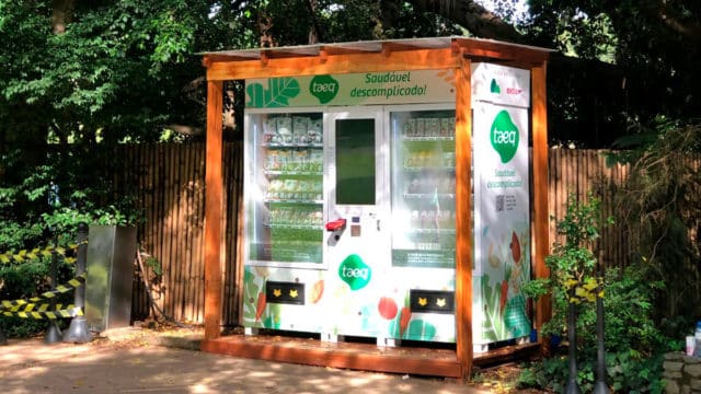 A foto apresenta a vending machines da Taeq.