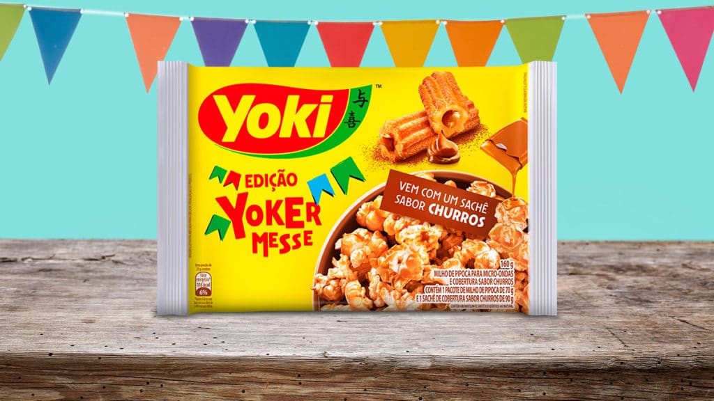 A foto apresenta a nova pipoca sabor Churros da Yoki.