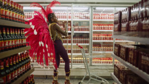 A foto apresenta a nova campanha de Carnaval da Brahma.