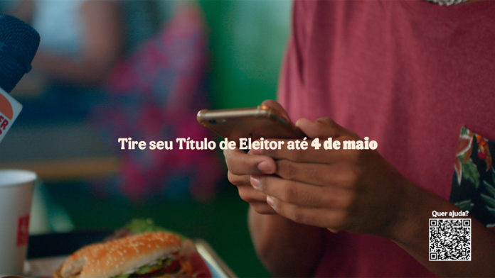 A foto apresenta a campanha do Burger King sobre a importância de tirar o título de eleitor e votar.