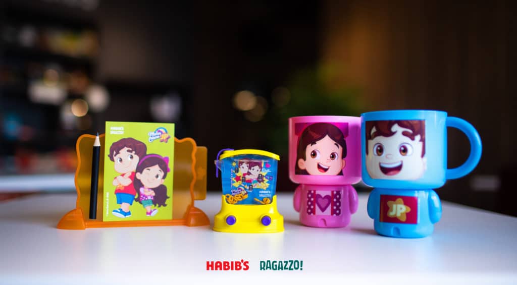 Habib's apresenta brindes dos YouTubers Maria Clara & JP