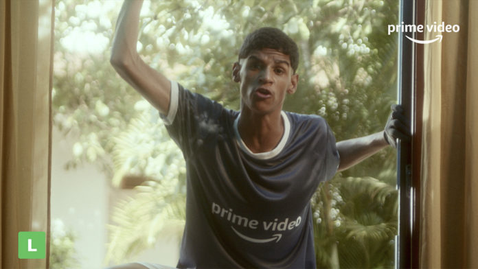Iran Ferreira, conhecido como Luva de Pedreiro, aparece pendurado em uma janela vestindo uma camiseta do Prime Video