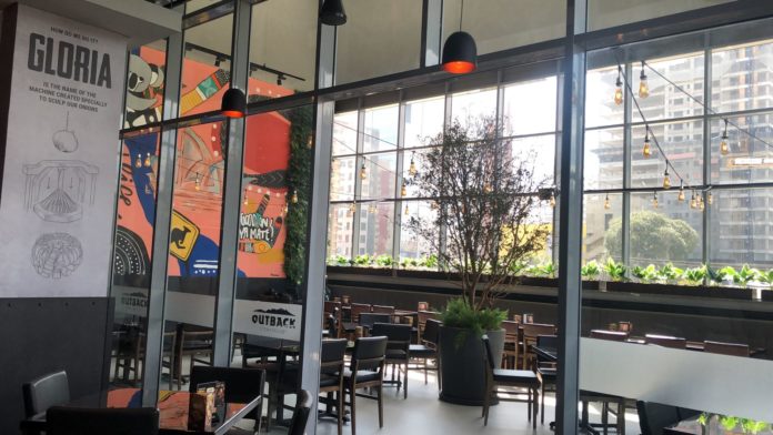 Outback chega à Pinheiros com restaurante inaugurado perto do metrô em São Paulo