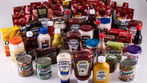 A foto apresenta os produtos da Kraft Heinz.