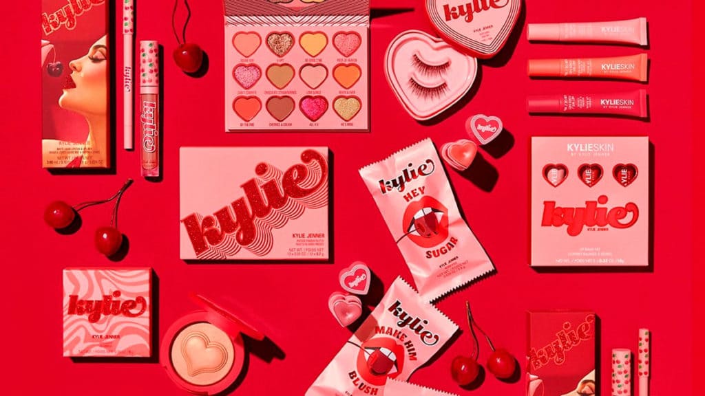 A foto apresenta a linha Kylie Cosmetics, que vai chegar ao Brasil pela Sephora.