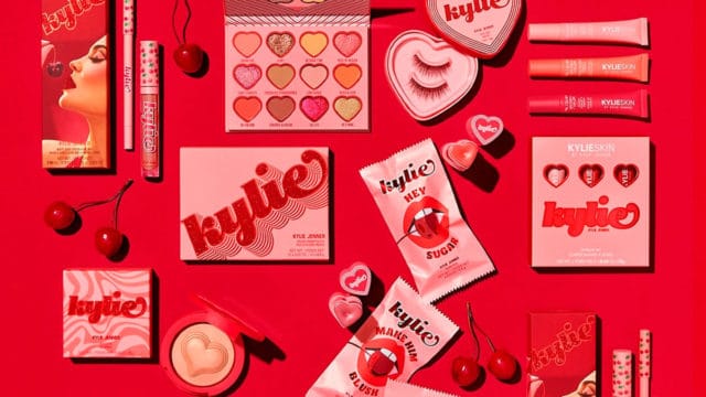 A foto apresenta a linha Kylie Cosmetics, que vai chegar ao Brasil pela Sephora.