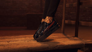 A foto apresenta um dos novos sneakers da coleção Puma x Batman.